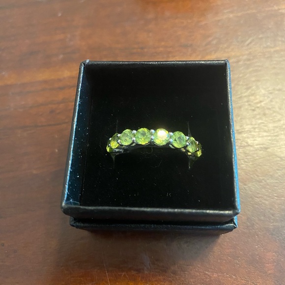 Judith Ripka Sterling with green peridot gems Ring sz8